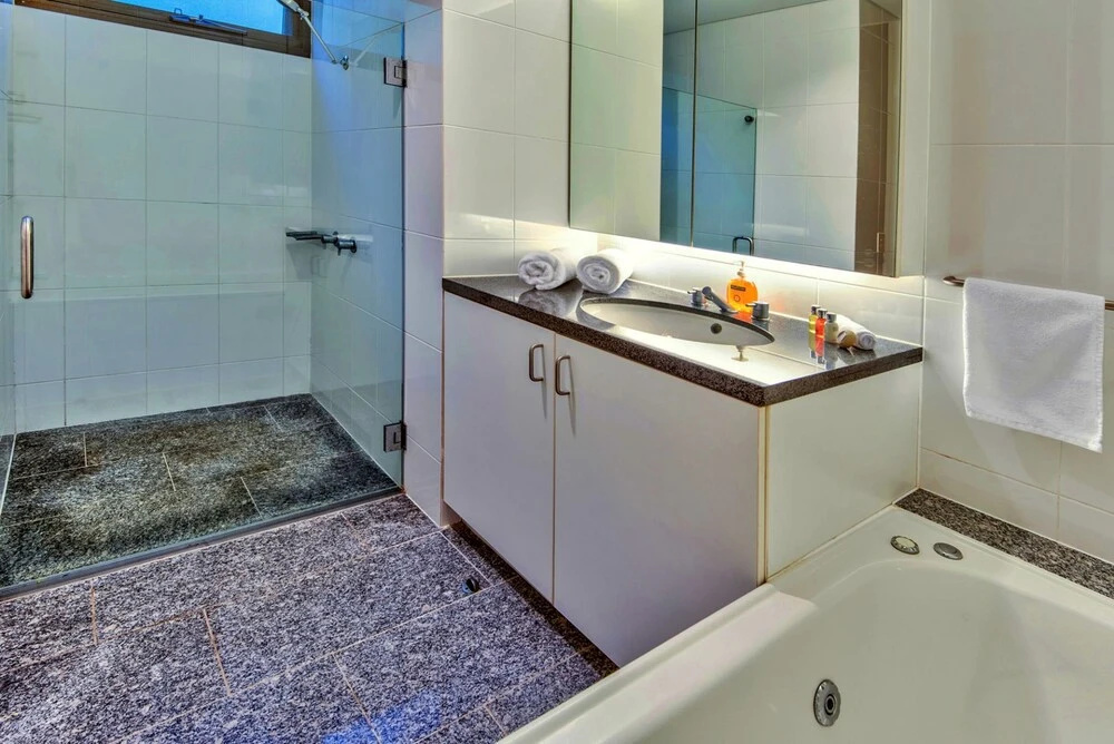 Waves 5 Luxury 3 Bedroom Breathtaking Ocean Views Central Location
