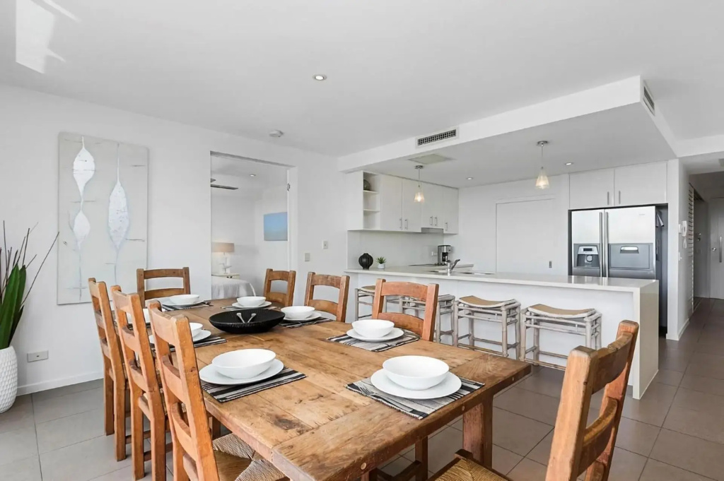 Lovely 3 bed apartment all on one level lift pool air con good ocean views
