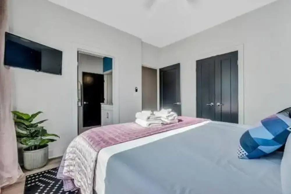 NEW Pink Howdy Oasis 13 Beds Rooftop View Parking