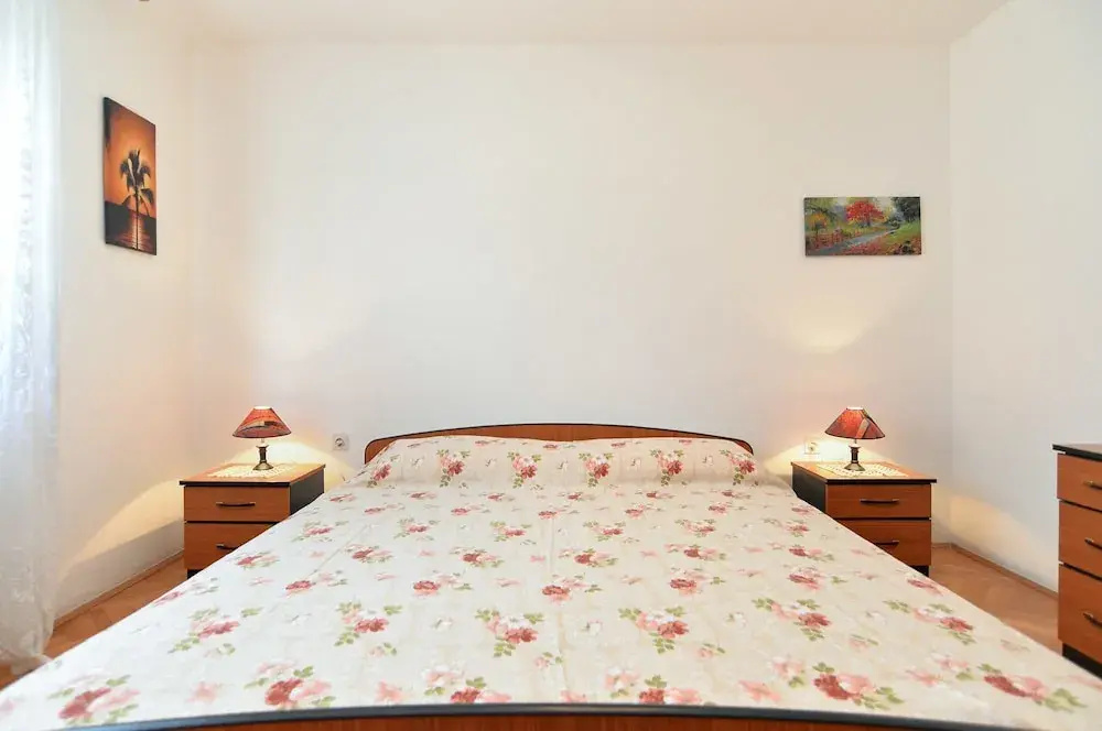 Apartment 684