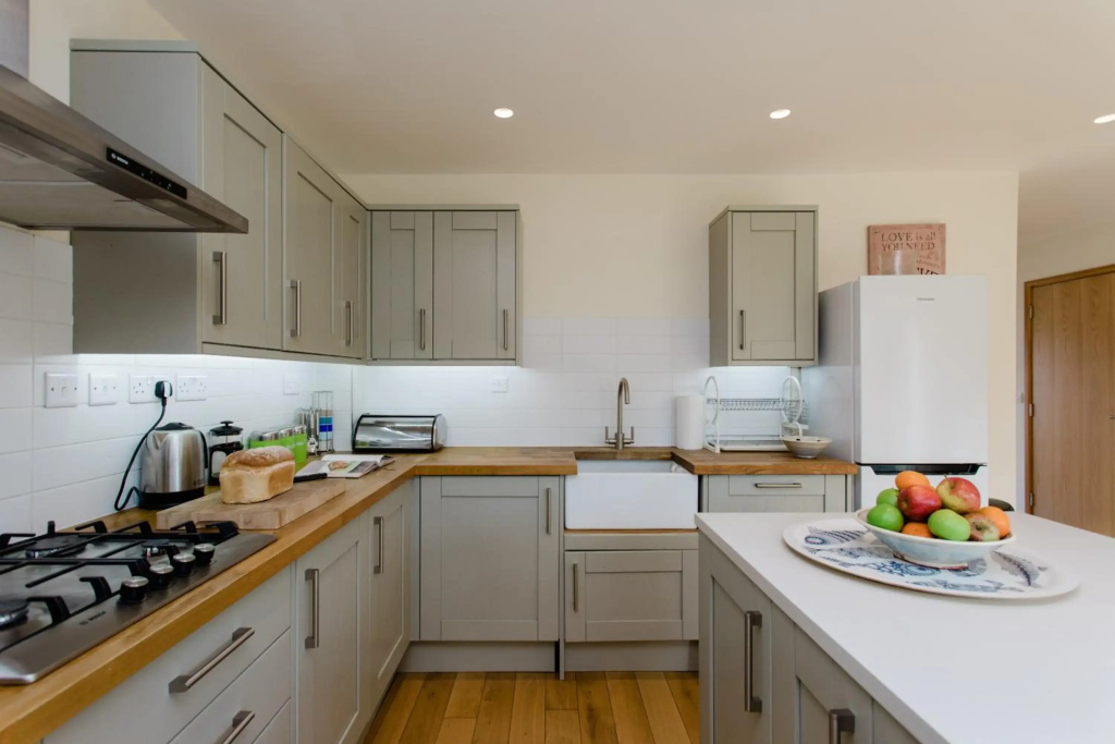 4 bed detached house - Freshwater