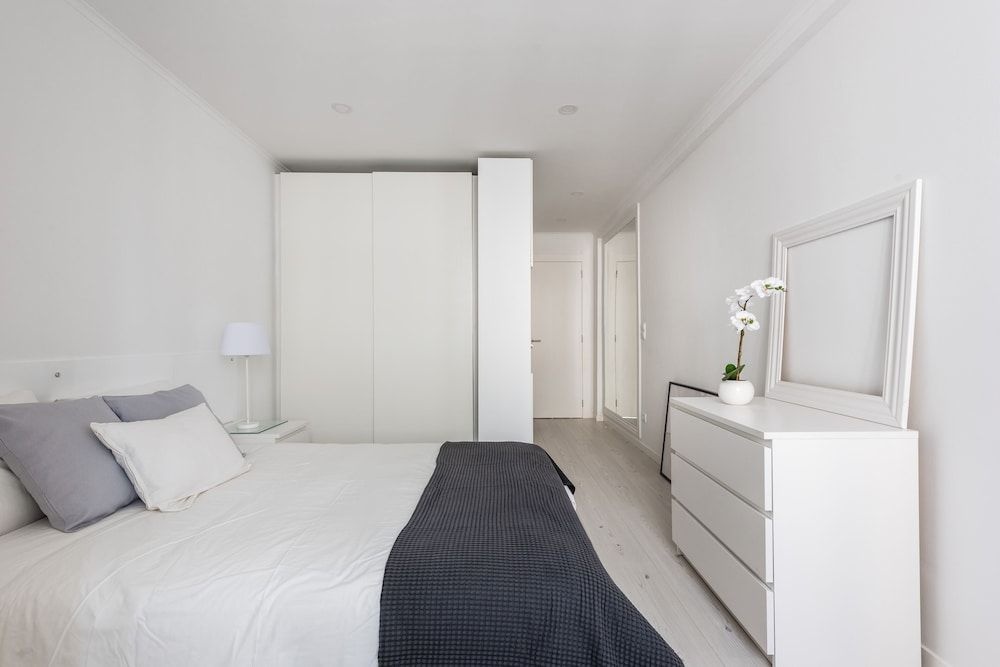 Light-Filled Apt, w/ Free Pick-Up By TimeCooler