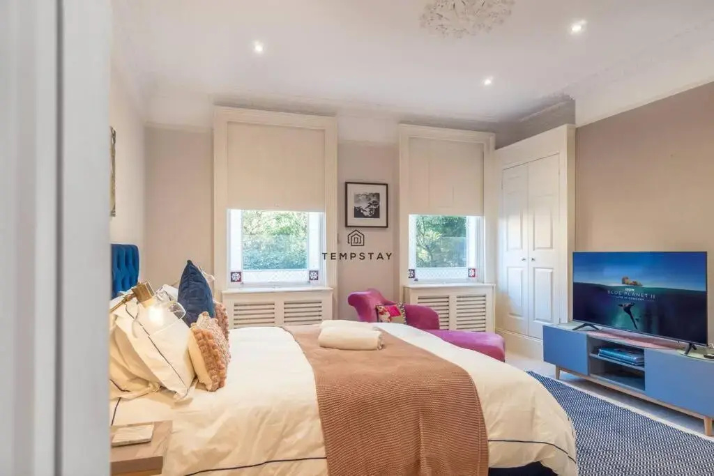 5 Min To Castle & Shops - Charming Character Home