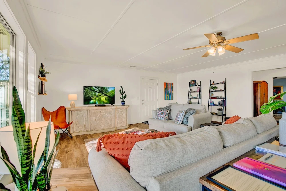 Stunning Hill Country Haus - Minutes From Main St!