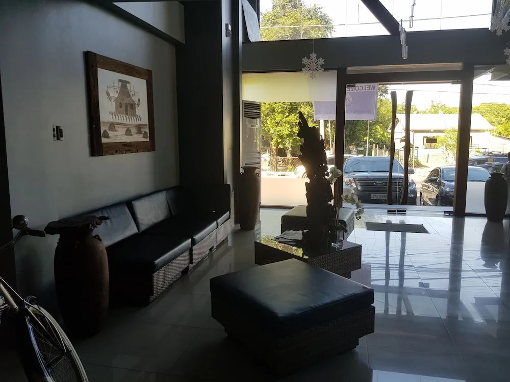 La Jenns Hotel and Resto Grill