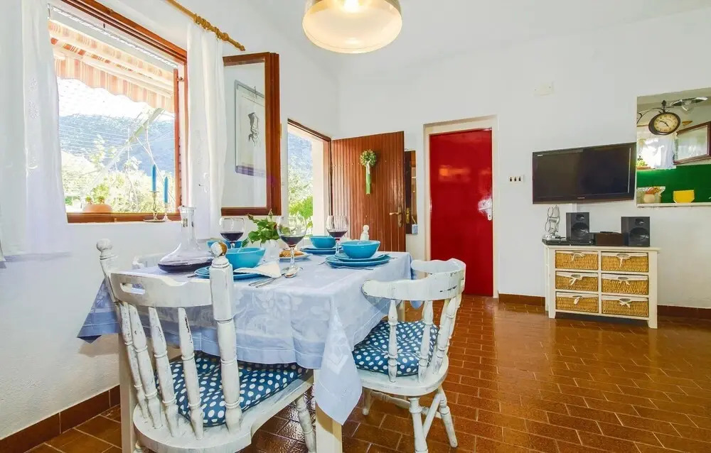 Nice Home In Zrnovnica