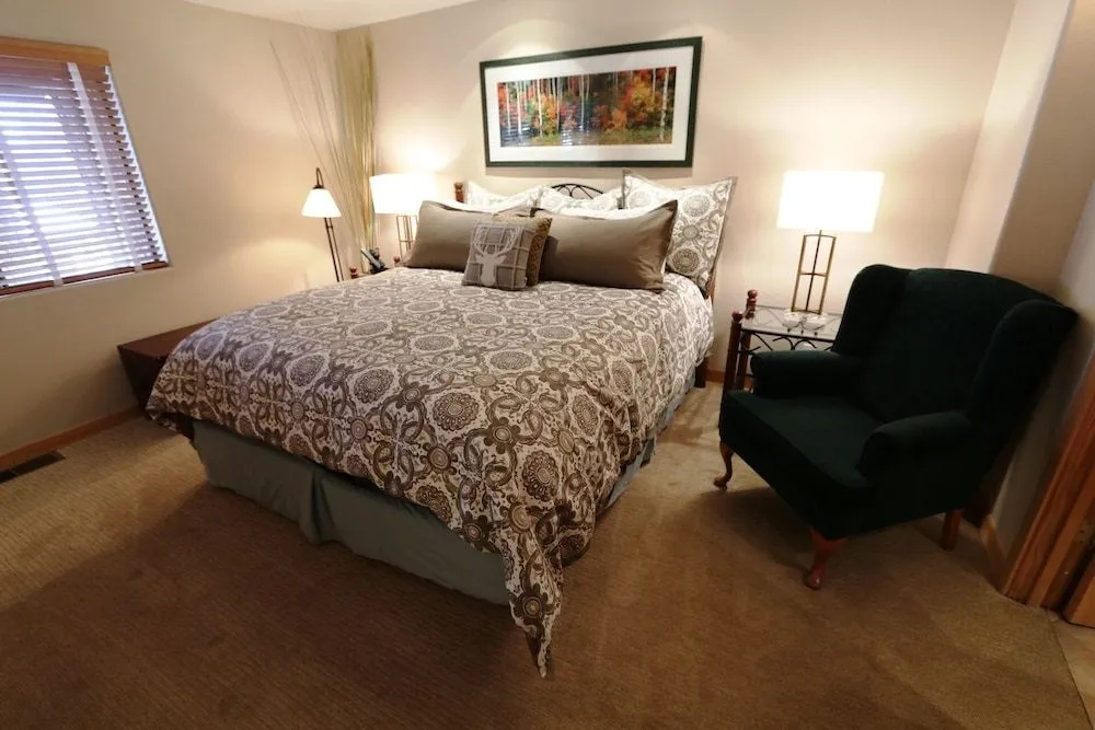 Mammoth West 137 Updated Deluxe Condo, Just A Short Walk to Canyon Lodge by RedAwning