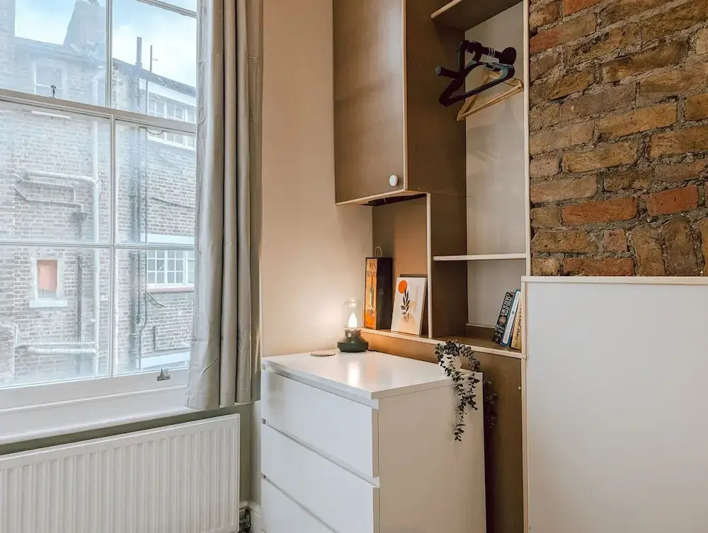 The Modern and Bright Warwick Way Apartment