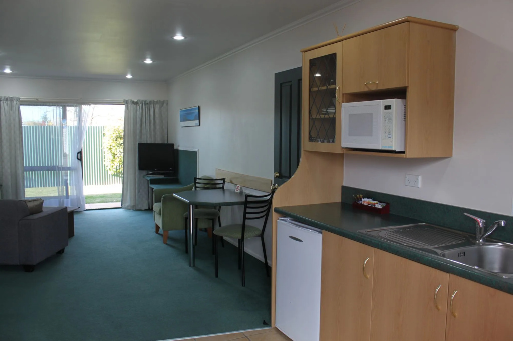 The Lakes Motel