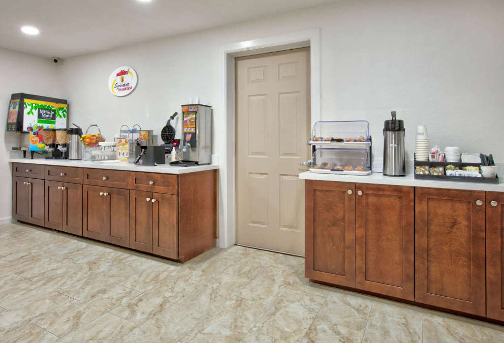 Super 8 by Wyndham Victoria / South / Hwy 59