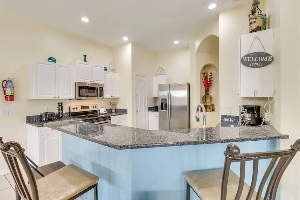 Lanai and Pool Spacious Villa Near Disney!