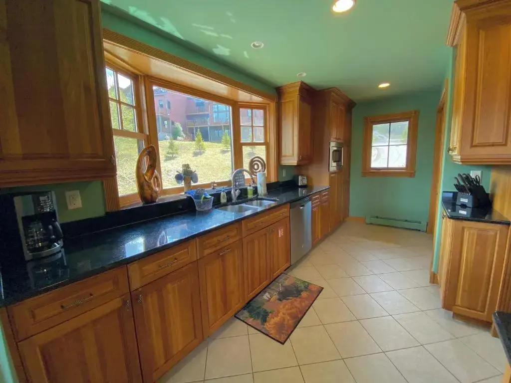 P5 Ski in Ski out rare find Presidential View single family with garage pool table ping pong