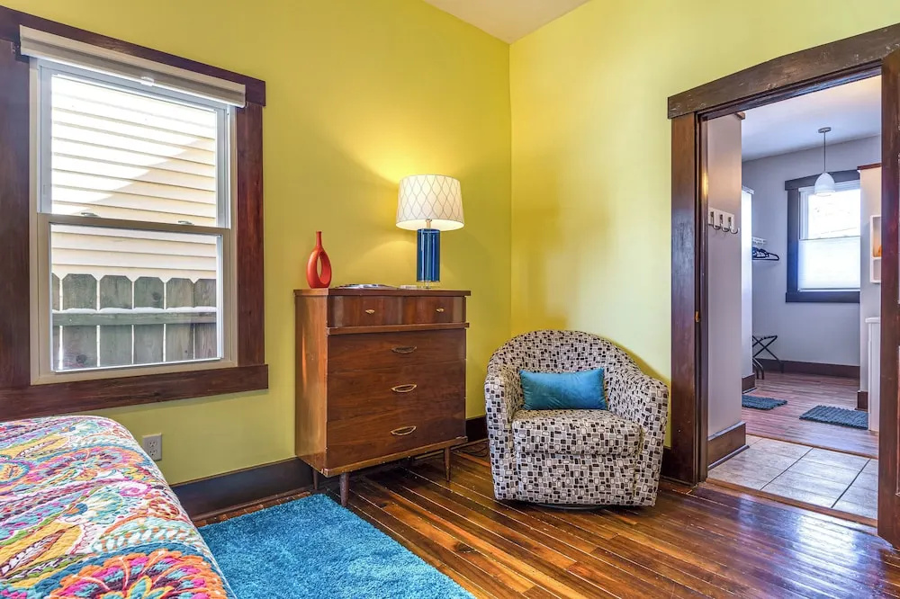 Retro-inspired Indy Home: Walk to Fountain Square!
