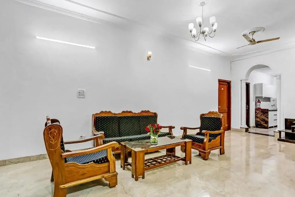 OYO Townhouse 1071 Hotel Metro Inn Residency Near ISKCON Temple Noida