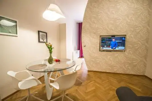 Bourgeois Apartment in Cultural Heritage Building by Ruterra