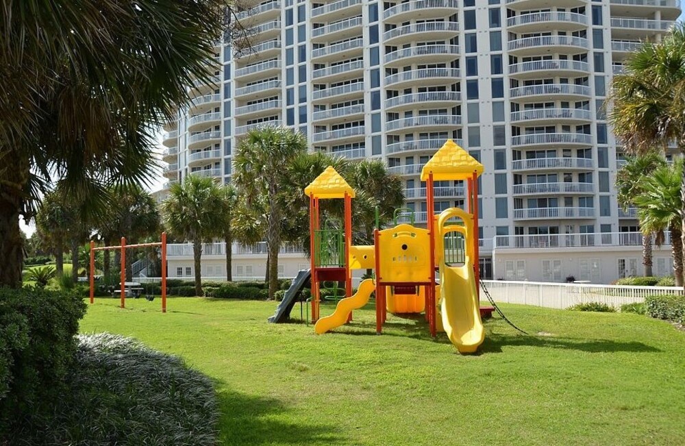 The Gem - 3 Br condo by RedAwning