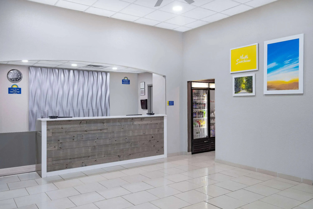 Days Inn & Suites by Wyndham Niagara Falls/Buffalo
