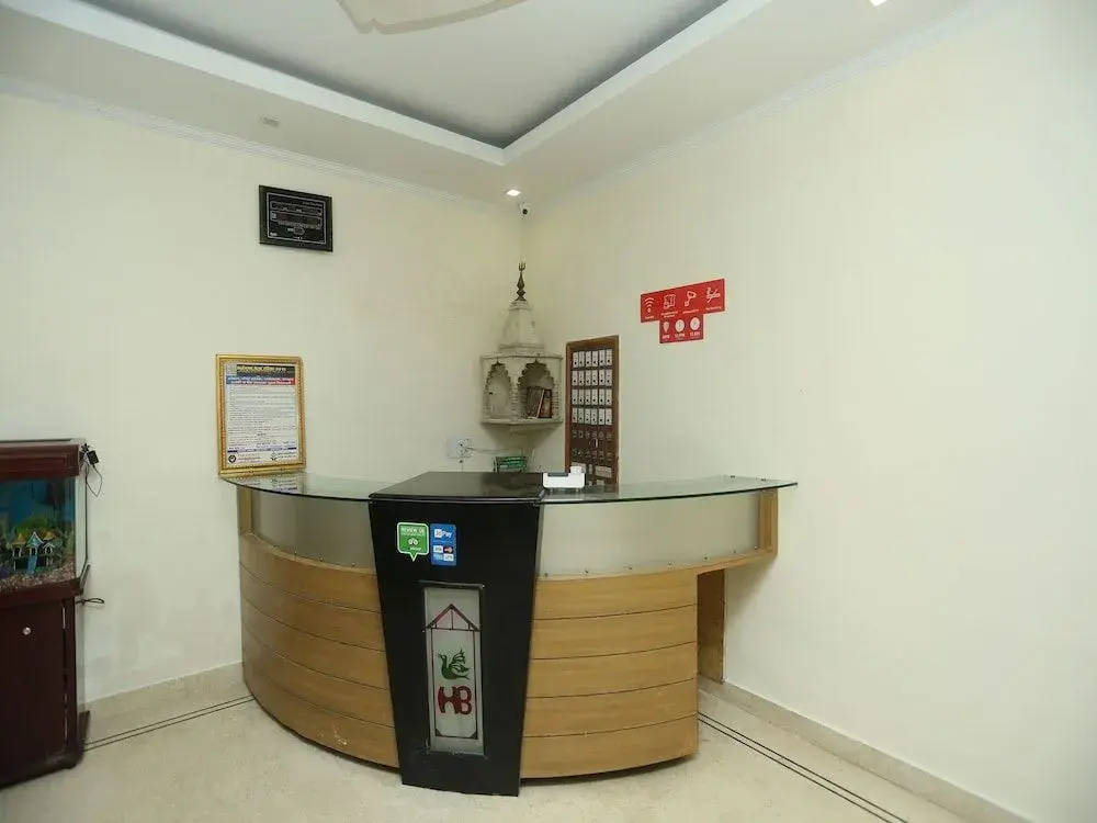 OYO 18273 Hotel Basera