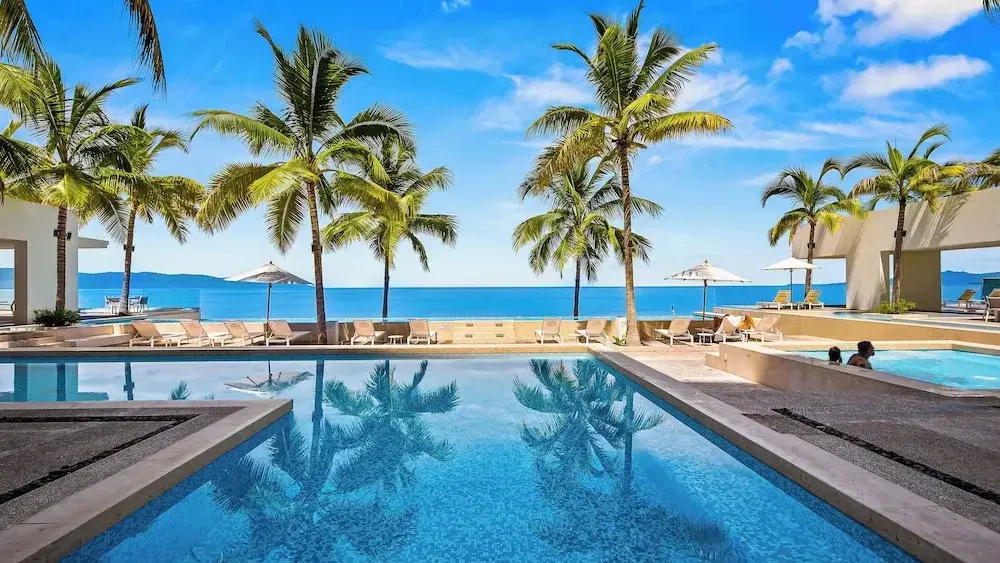 Stunning Beachfront Condo - Sea Views