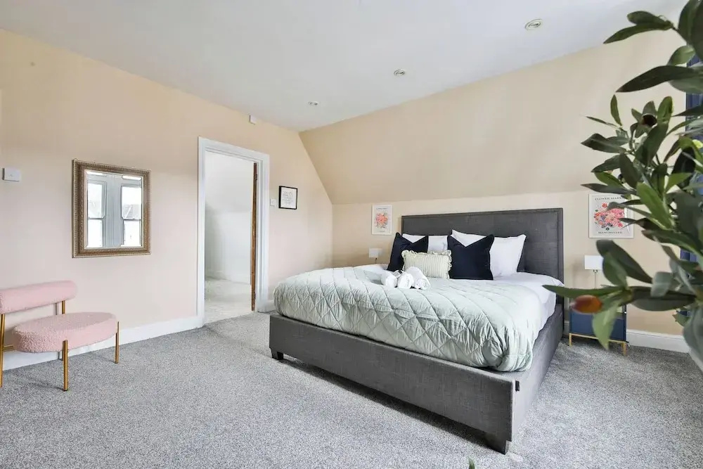 4 Bed House with Pool Table & Parking