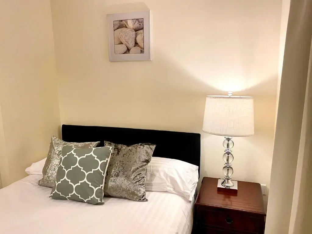 Superior Two-Bed Apartment with Free Parking, CV1 Coventry