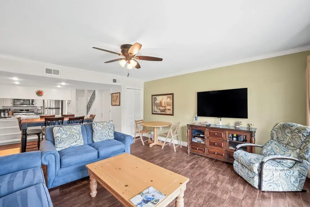 Two-story Condo With Private Deck, Wifi and Courtyard Pool Access