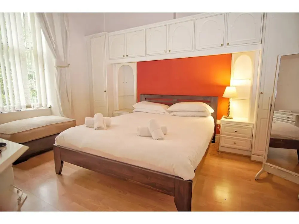 Spacious 2 Bedroom Flat, Leith Walk