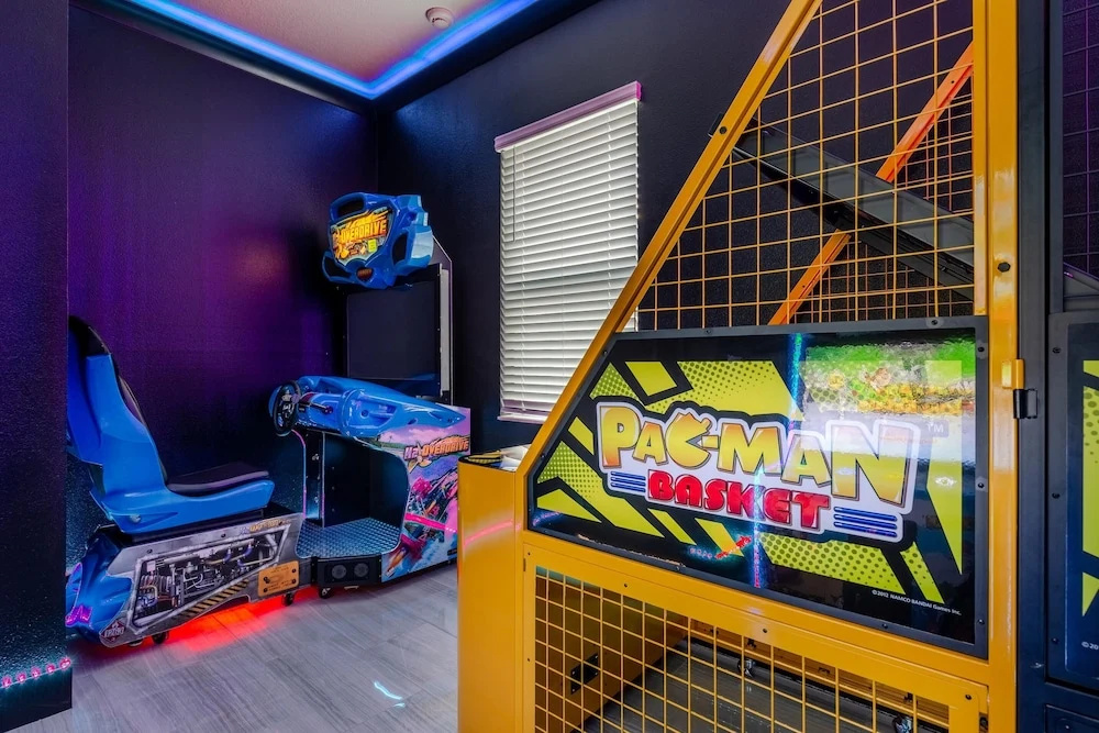 St012v: 10 Bed, Dinosaurs, Minions