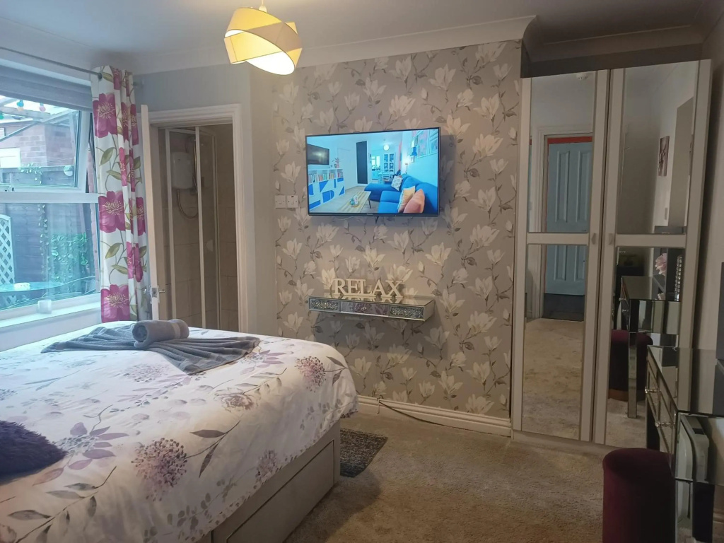 Beach Apartment - Sleeps 4, Garden & Parking