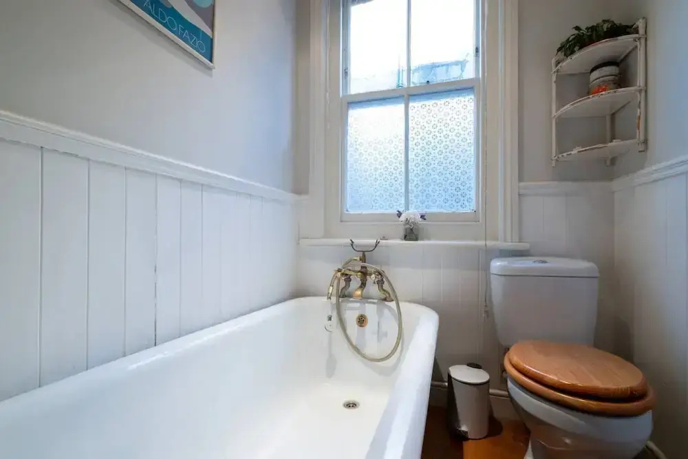 Airy and Tasteful 3 Bedroom Apartment in Five Ways Area