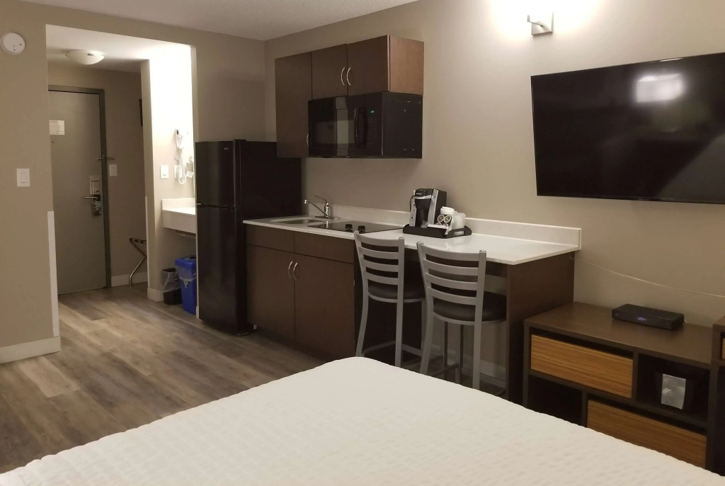 Super 8 by Wyndham Winnipeg West