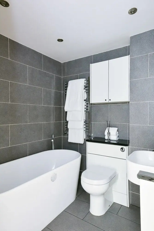 Large 4BR House in S.W. London - Sleeps 10!
