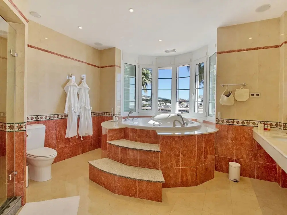 Gorgeous Villa in Benalmádena with Hot Tub & Pool