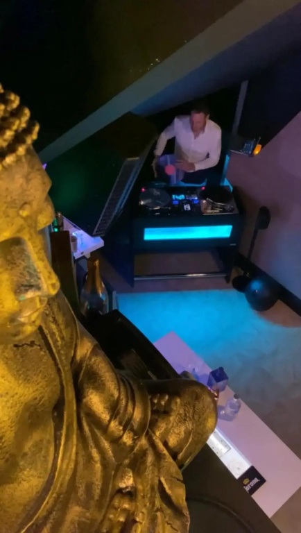 CoCo Paradiso suite - DJ booth, bar, cinema, terrace, bathtub, kingsize bed