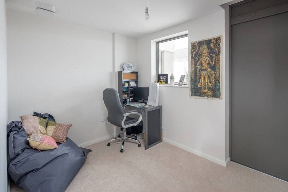Modern 2bed apt Sleeps 6 W/balcony in Canning Town
