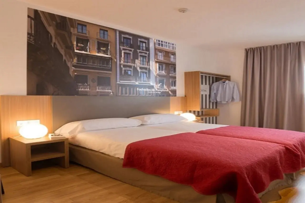 IRAIPE Pamplona Hostal Auto Check-in