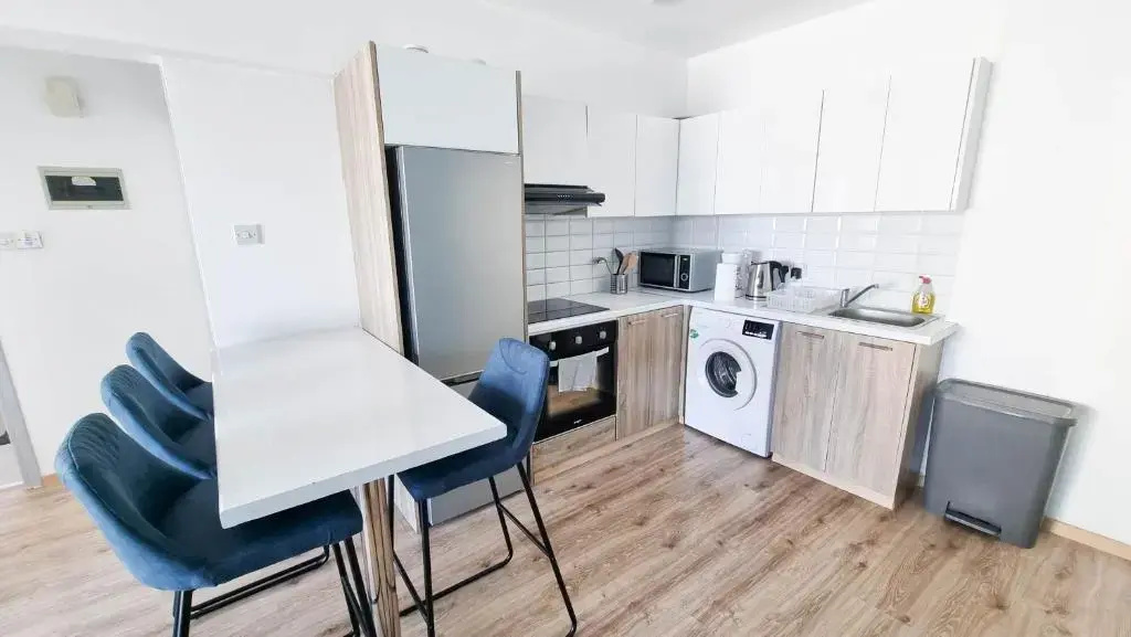 Modern Retreat: 2br Stylish Apt with Comfy Rooms! Smart TV with 200MBPS Internet