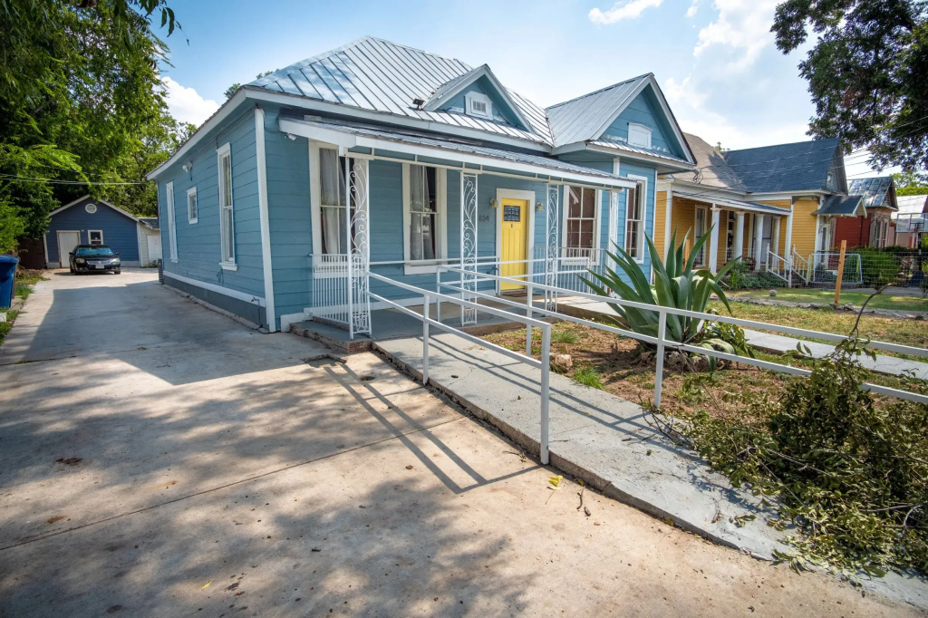 Remodeled Historic 1BR 1BA House Near Downtown