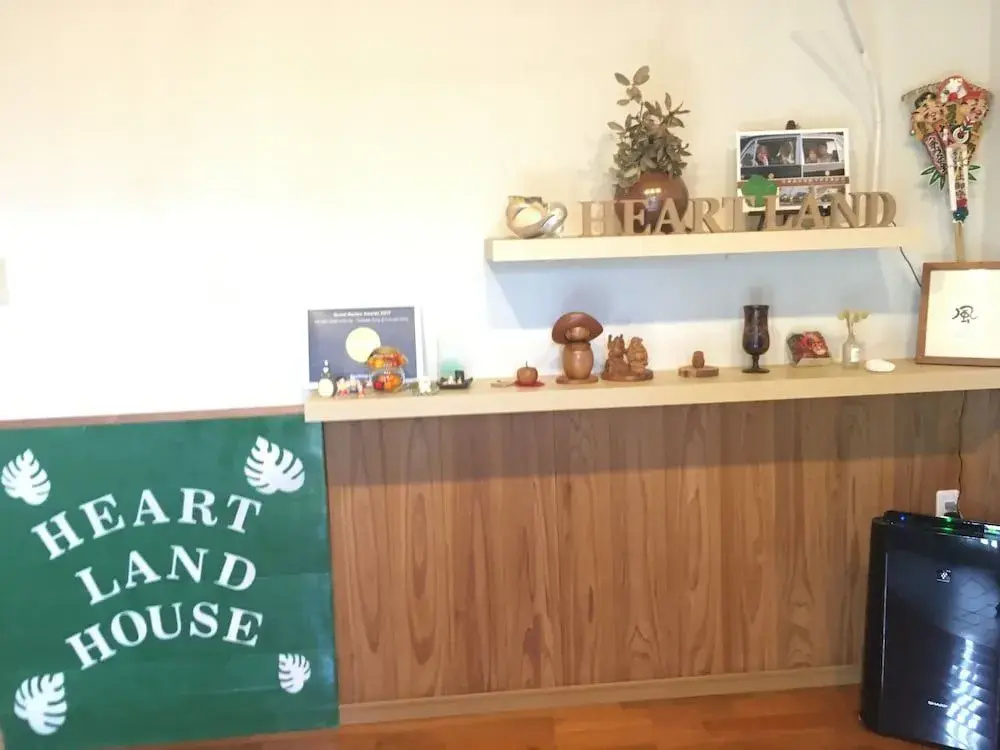HEARTLAND HOUSE - Female Only & Couple Only