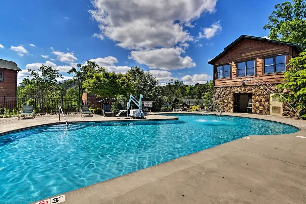 Cabin w/ Pool Access ~ 3 Mi to Downtown Gatlinburg