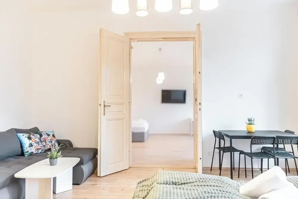Quick Center Access 2BR Apt For Groups