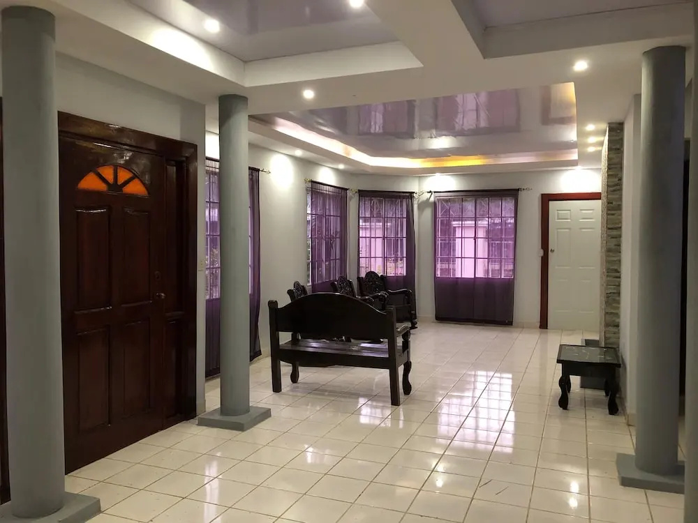 4 Bed House-sleeps 8-pet Friendly- Shared Garden