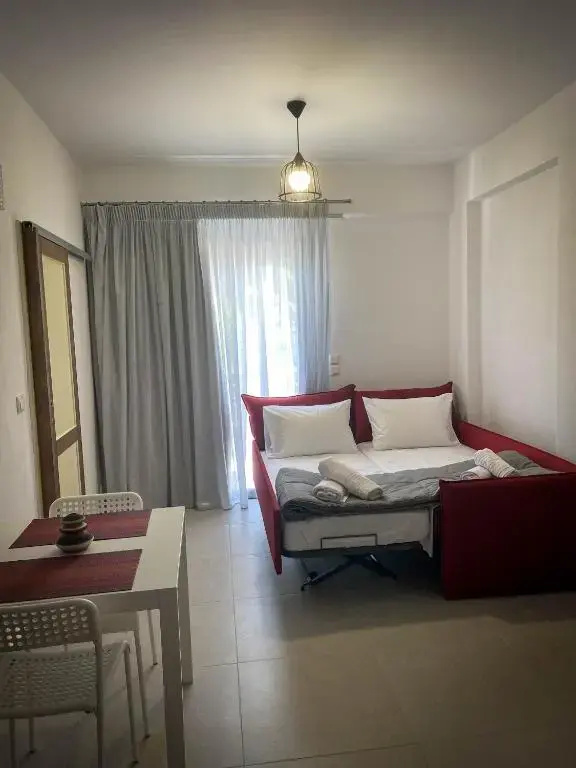 SUN DAY Rooms & Studios - Free Airport Shuttle