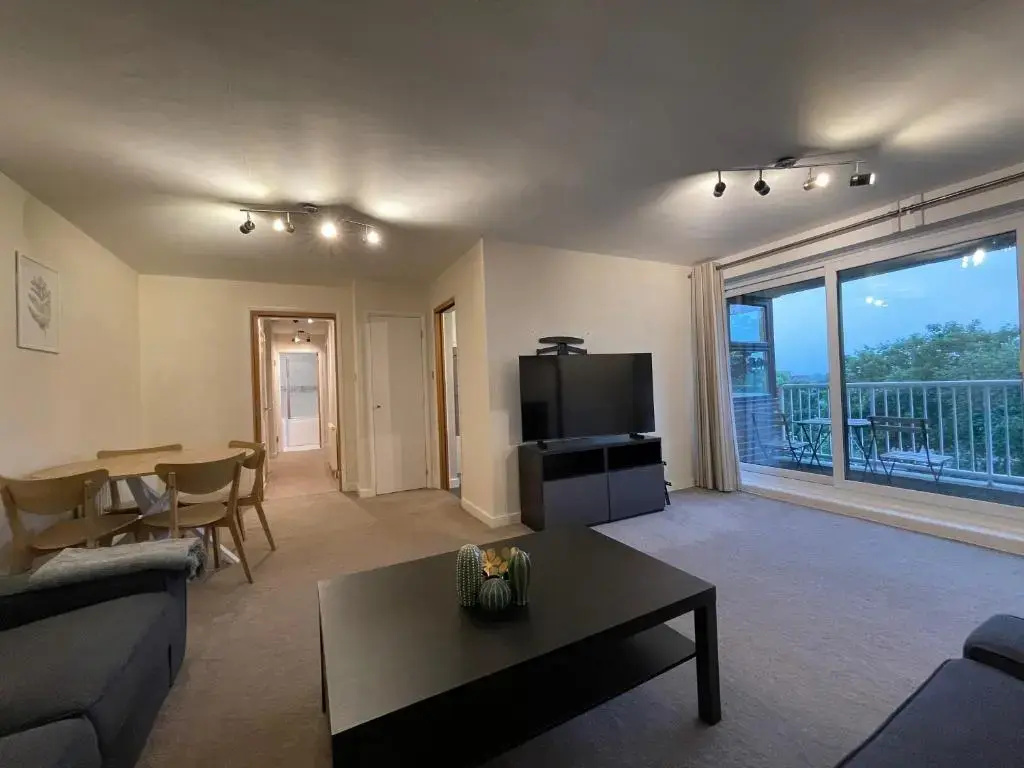 Spacious 2-Bedroom Flat Near Surbiton Station