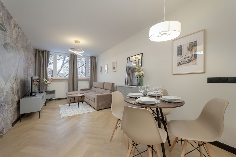 Zielińskiego Apartment by Renters