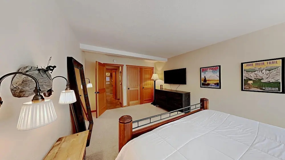 Beautiful One Bedroom Condo! Just Steps to Mammoth Mountain with Fully Equipped Kitchen! by RedAwning
