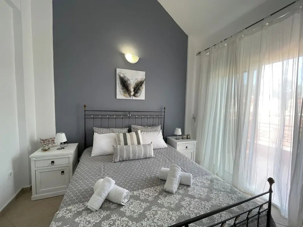 Cozy Beachfront Maisonette Offers Panoramic Views of Sea!