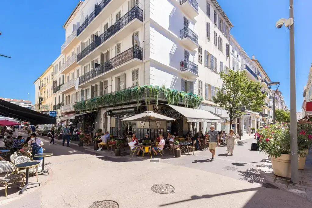 2 Bdrs Downtown & AC - 3 minutes to the Palais
