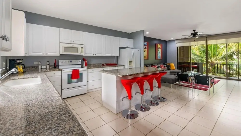 3rd-floor space with modern décor recently renovated viewing over pool in Coco
