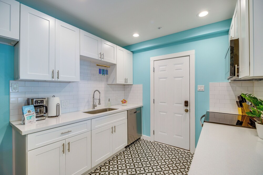 Central Houston Apartment w/ Furnished Patio!
